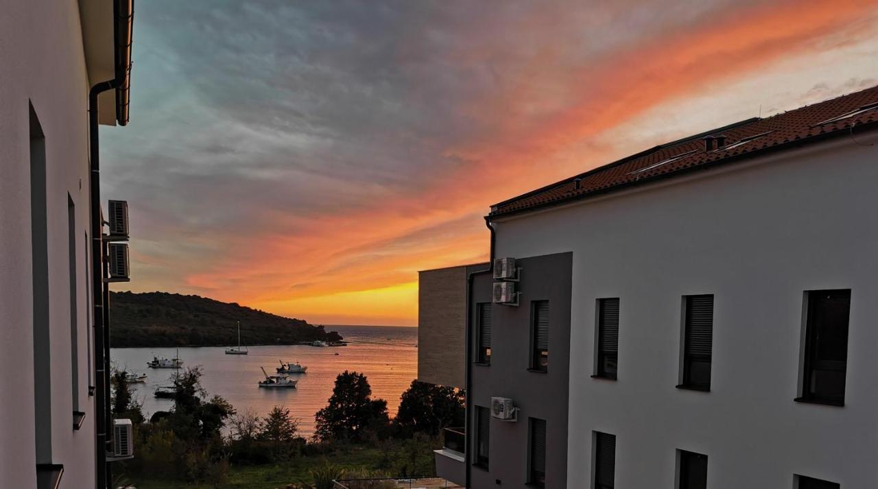 Black Pearl - Luxury Seaside App With Pool & Bbq, Istra Banjole Exterior foto